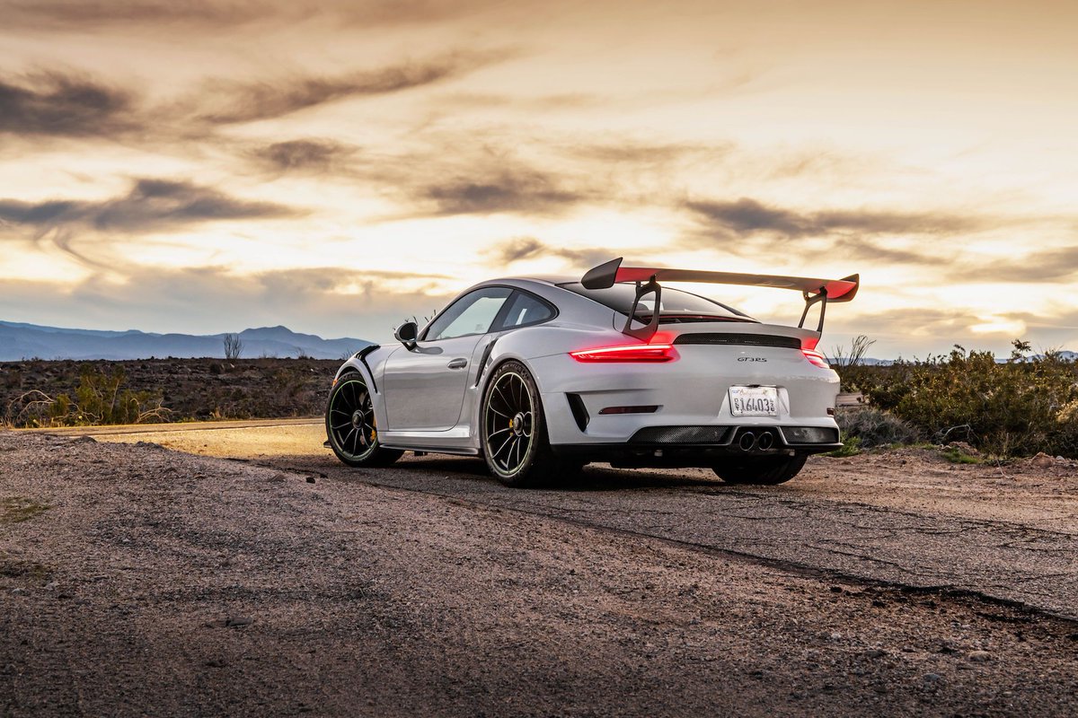 CARandDRIVER's tweet image. The 2019 @Porsche 911 GT3 RS is a rabid yet tamable performance machine: crdrv.co/9YowJPe