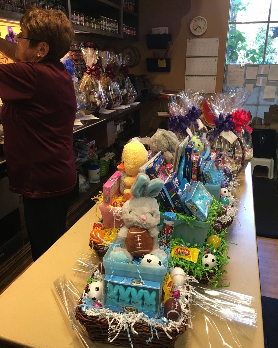 DeRomosMarket's tweet image. DeRomo's Gift Basket Shop is busy busy busy! Get your orders in today! #Easter #EasterBasket #BasketStuffers #GiftBasket #DeRomos
