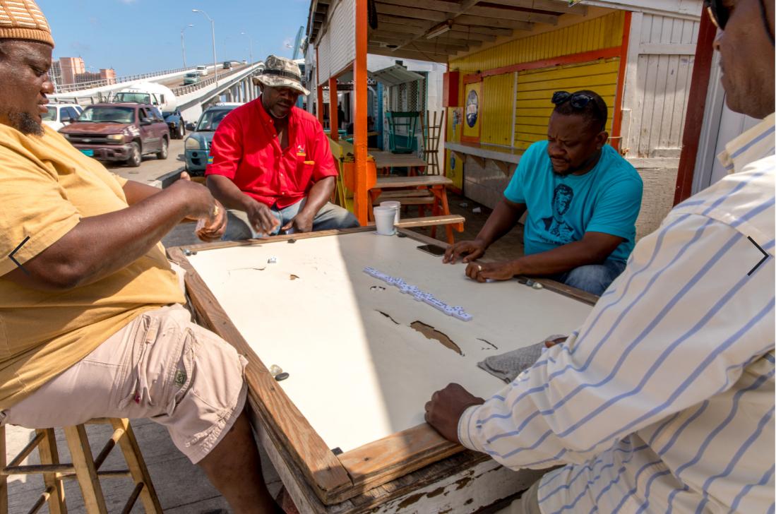 Les dominos, jeu phare des Bahaméens ! 

Individuellement ou par équipe de 2, les parties se succèdent dans les ruelles de #PottersCay à #Nassau. Vous ne pourrez pas les manquer 😃 👍