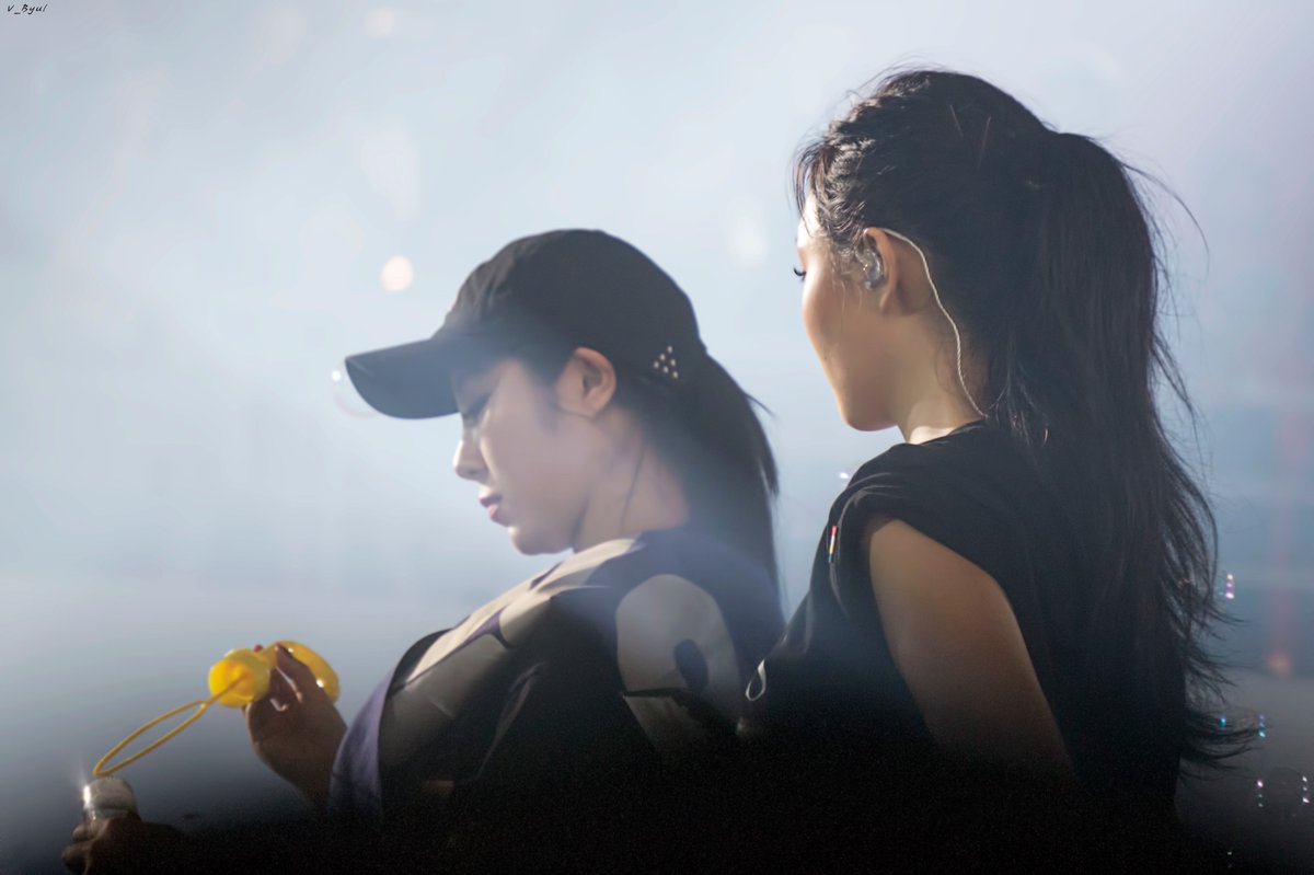 dichotomie1222's tweet photo. 20180818 MAMAMOO 4SEASON S/S CONCERT
비눗방울이 좋은 24개월 정휘인,안혜진 어린이
#마마무 #휘인 #화사 #MAMAMOO #mamamoo #WHEEIN #wheein #HWASA #hwasa #ママム #フィイン #ファサ #丁輝人 #輝人 #安惠 #華莎 #MAMAMOO4SEASON https://t.co/NPywQ6gvpD