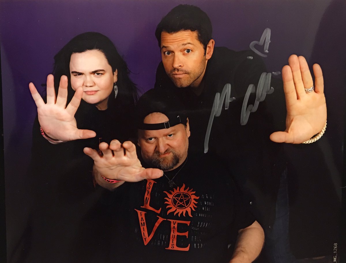 lexibuggzz's tweet photo. Yesterday @ #CHICON was the best day I could’ve  ever asked for! My #FirstCon was definitely a success! Such an amazing experience &amp; delightful environment! Dad &amp; I had a blast! Wanna go to another one already! 😂♥️ Truely Thank You to everyone! I am SO blessed! #SPNFamiIy https://t.co/bq3uxoNId4