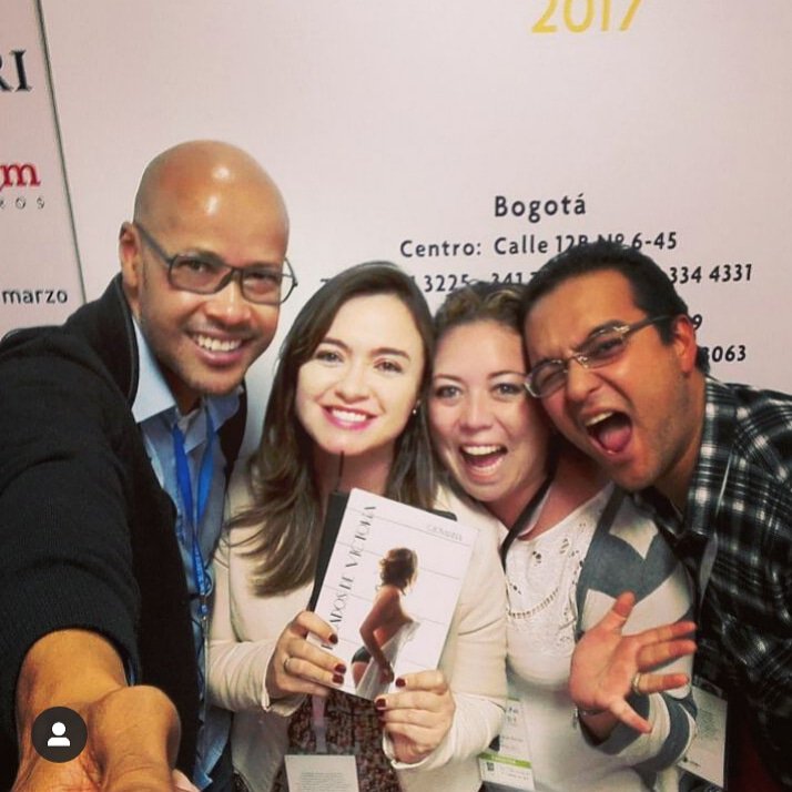 GiovannaZuluaga's tweet photo. Mi #tbt con @antoniortizt esposo, mejor amigo y compañero de vida, y con la gente bella y talentosa de @CalixtaEditores en la #Filbo2017 a pocos días del lanzamiento de #LospecadosdeVictoria https://t.co/aewhX9FG3E