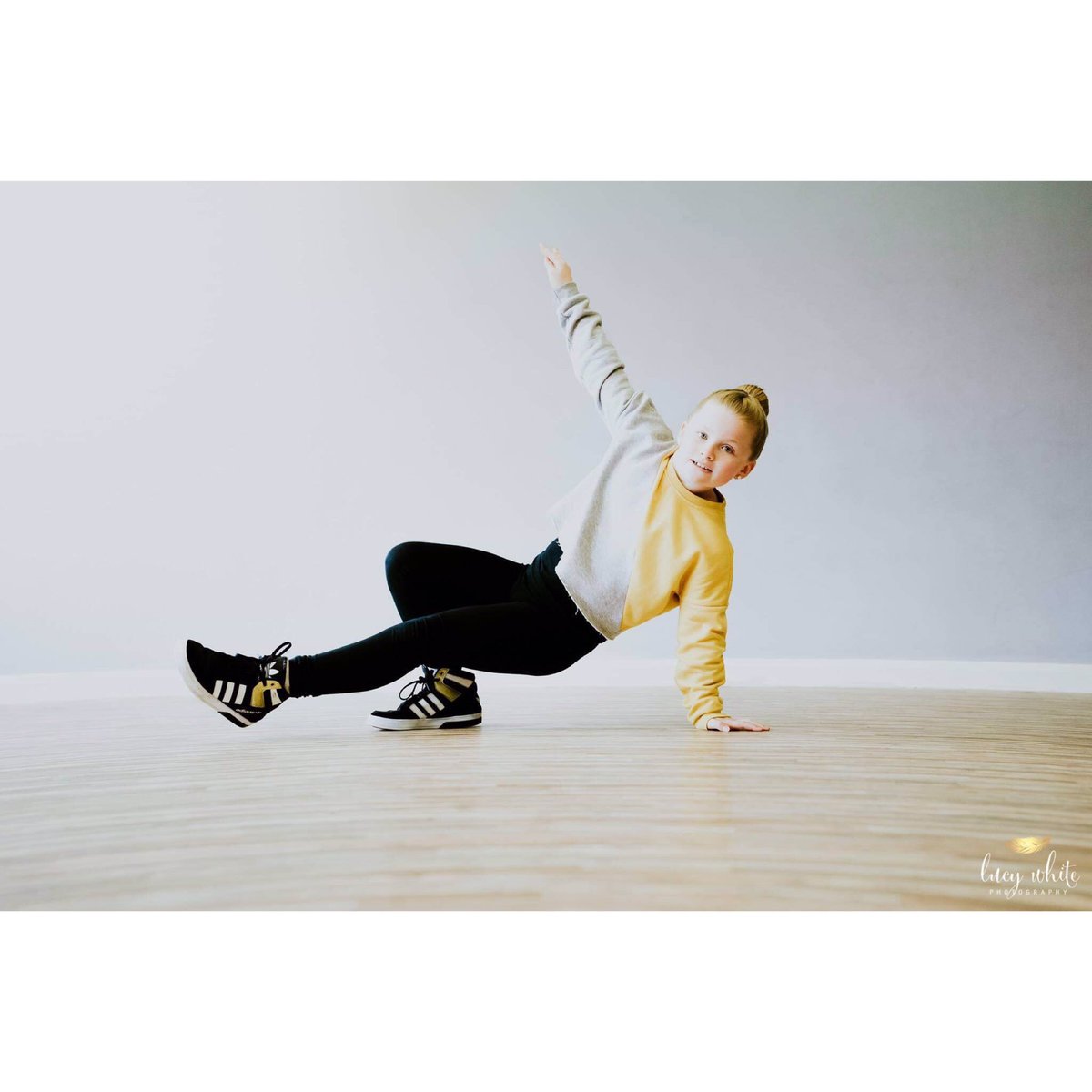 LucyWhitePhotog's tweet photo. The incredible Heidi all round #triplethreat #performer, #dancer, actor and singer. Super talented #dancers #ripon #dancersofyorkshire #talent #street #streetdance #streetdancer #harrogate #harrogatelife https://t.co/uiVIHiRgan