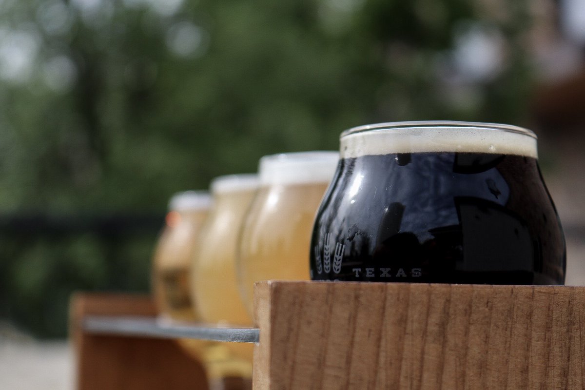 It’s Sunday and nothing says “the weekend” quite like a delicious beer flight 🍺✈️ at your favorite <a href="/PintHub/">PintHub</a> venue! Let that be your #nextbeer after your free PintHub beer 🍻#pinthub #freebeer #texasbeer