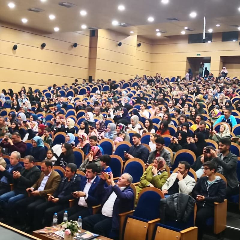 Kıymetli takipçilerimiz , <a href="/tiyatrokulliyen/">Tiyatro Külliyen</a> ekibinin kulübümüz bünyesinde gerçekleştirdiği tiyatro programımıza yoğun katılımınızdan dolayı teşekkürlerimizi sunuyoruz. Bizi takipte kalın efendim 😊
