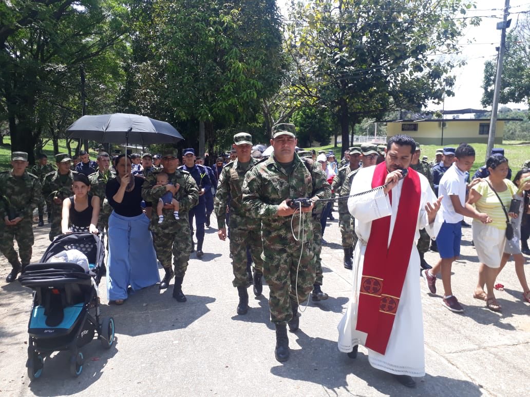 Ejercito_Div5's tweet photo. #AEstaHora los #HeroesBicentenarios del Cantón Militar Sur del Tolima del @COL_EJERCITO inician su Semana Santa con la procesión de Domingo de Ramos junto a sus familias. @BgLuisOspina #Cozeu @Ejercito_CAAID #BatallónAcciónIntegral5 #Bicai https://t.co/Qm05raVMLh