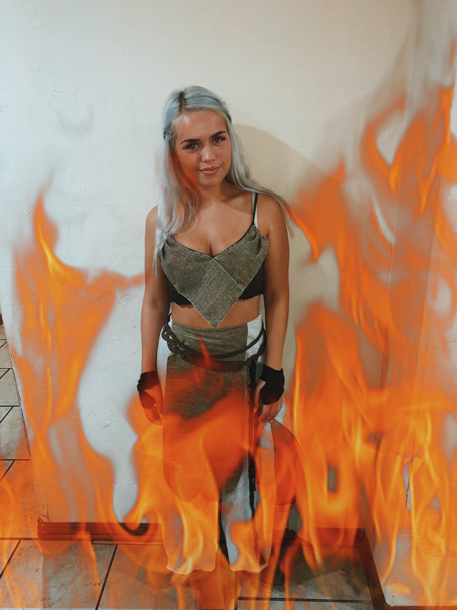 MayceGray24's tweet photo. Me standing in front of my tv tonight #GOT8 https://t.co/cNOkncDD13