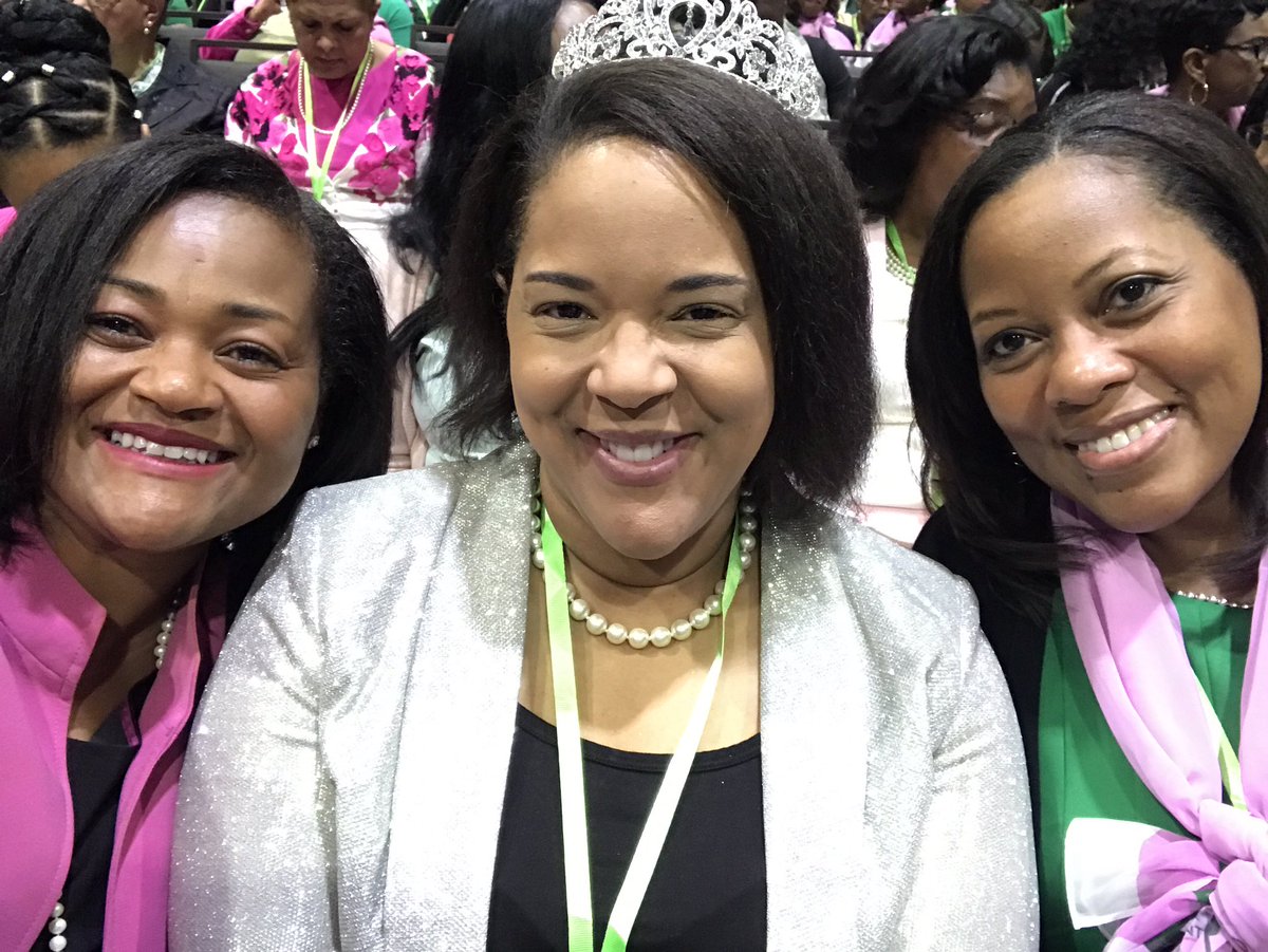 MFrank1908's tweet image. What a joy to be with 3 of my line sisters as we became AKA Silver Stars!  We’re line sisters by chance, but we’re friends by choice! #Fall94 #MuXiMade #25Years&amp;amp;Counting  @Winthropu @MagnificentMuXi