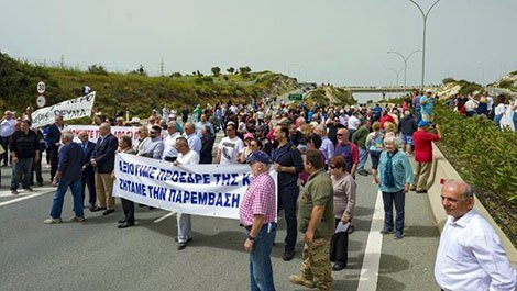 Cyprus_PropNews's tweet photo. Angry Pissouri residents block highway #compensation #demonstration #landslide #limnes #Pissouri https://t.co/vJS7Umx57I https://t.co/KewXaC7Ye9