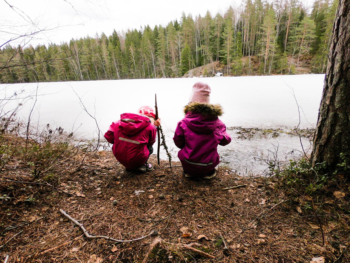 Even in southern Helsinki we have said good bye to the winter, there were still quite a lot of snow and ice in Nuuksio, just 30km north.

#hikingwithkids #localnature #metsä #lapsetluontoon #nuuksio #geocaching  #matkataanmutkitellen