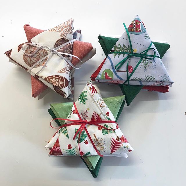 We have some lovely Christmas bundles at the shop 🎄, 5 FQ for £10. Time to start making those Christmas gifts. bit.ly/2VK4SuT