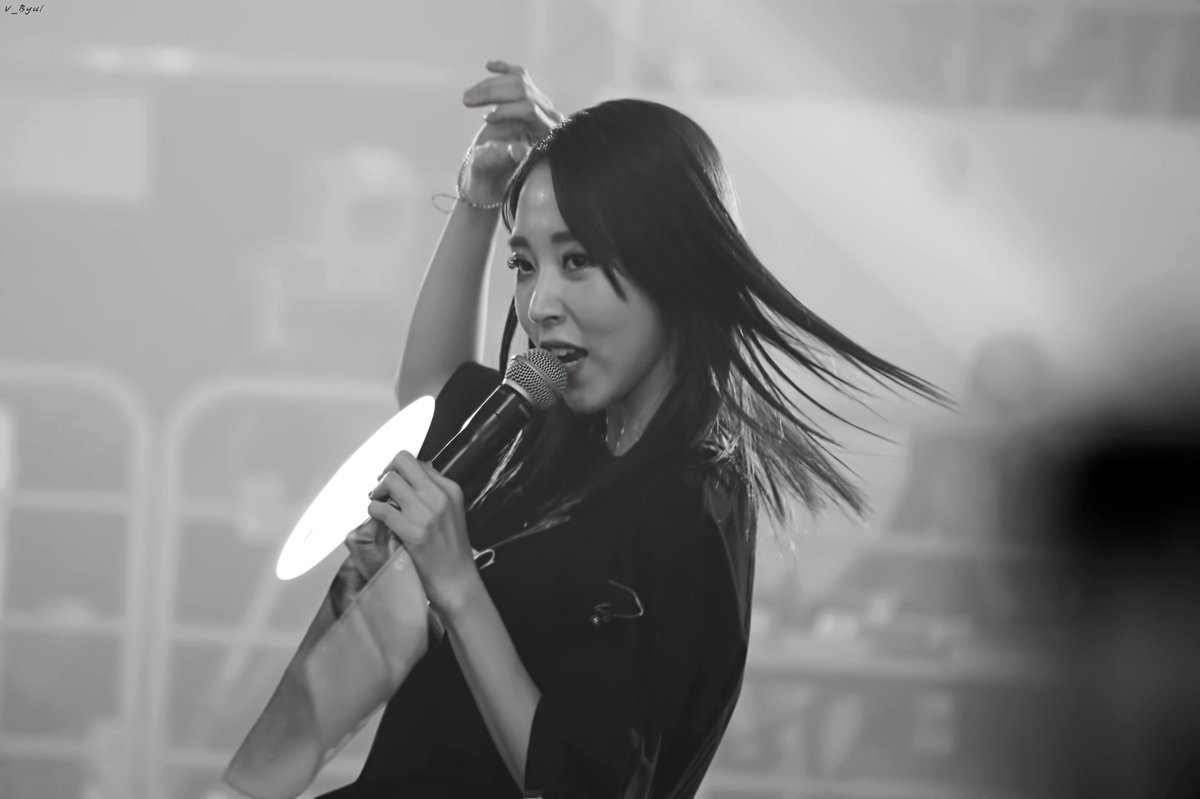 dichotomie1222's tweet photo. 20180818 MAMAMOO 4SEASON S/S CONCERT
SS콘의 마지막은 문별이로...
#마마무 #문별 #MAMAMOO #mamamoo #MOONBYUL #moonbyul #ママム #ムンビョル #文星伊 #玟星 #MAMAMOO4SEASON https://t.co/0ULl7eVrpj