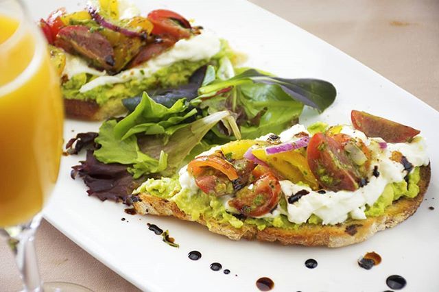 tuttimangia's tweet photo. It's a perfect morning for some caprese avocado toast and bottomless mimosas 🥑🍅🧀🍞 #avotoast #avocadotoast #caprese #brunch #sundaybrunch #mimosas #bottomlessmimosas #tuttimangia #claremont #claremontvillage https://t.co/R6bBRj3Iy0 https://t.co/dvtBrKOIxc