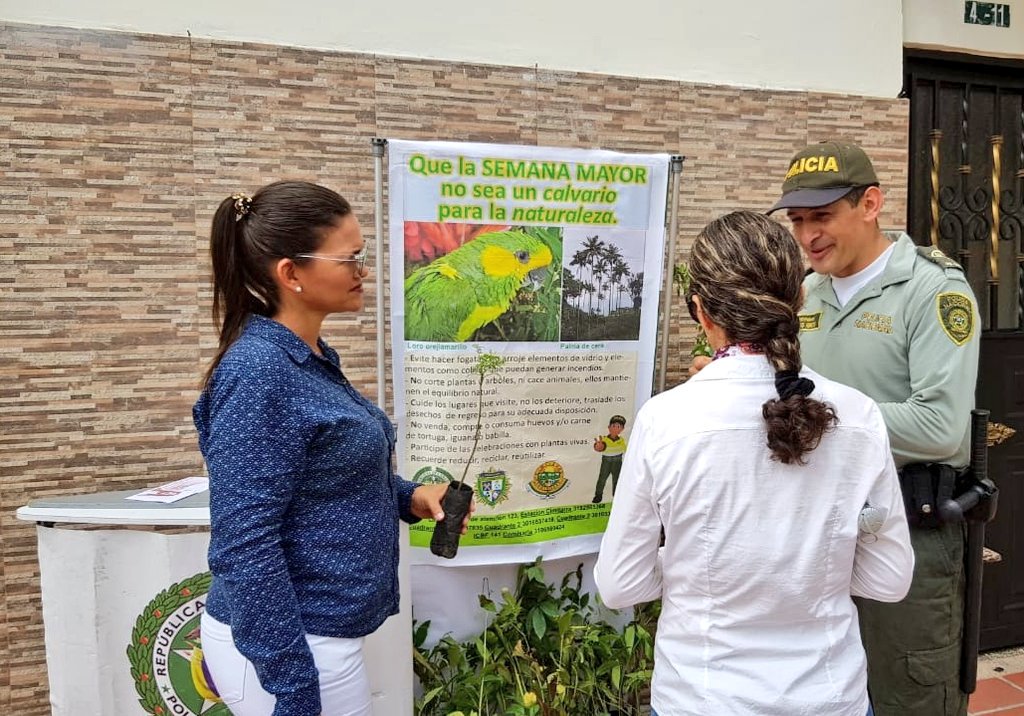 PoliciaStander's tweet photo. La #palmadecera se puede sustituir por palmas vivas, como la palma de areca en #Cimitarra que fue entregada a la comunidad incentivando la preservación del #Medioambiente #SemanaSantaSegura https://t.co/g0B2ofrIWn