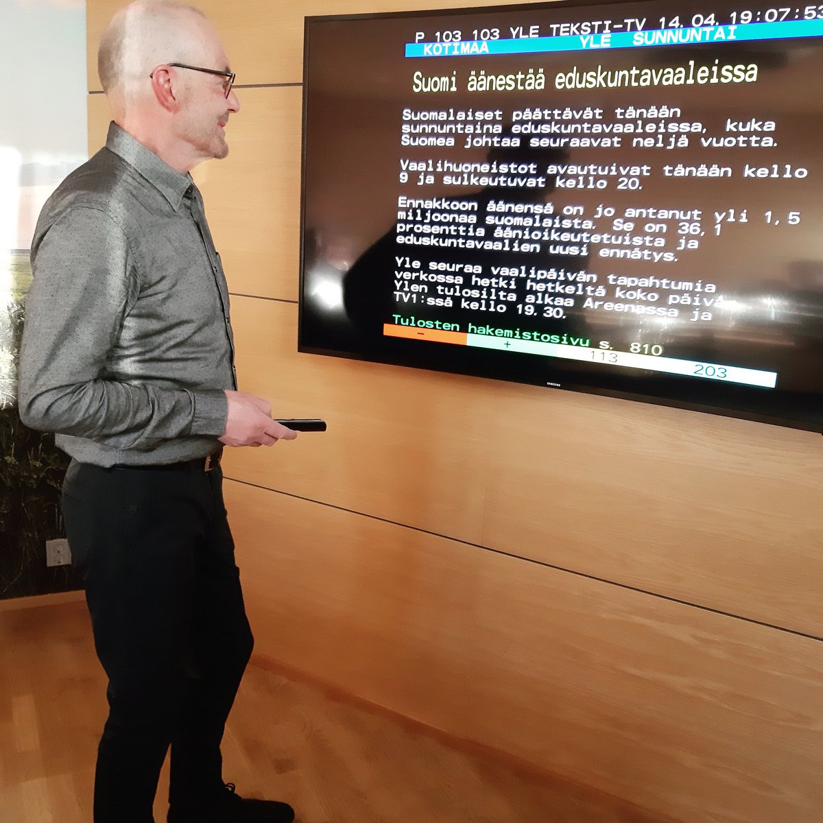 JariLatvala's tweet photo. Seuraan tulosten valmistumista television äärellä pienen porukan kanssa surffaillen ykkösen ja kolmosen tulosiltojen välillä.

#jarilatvala #vaalivalvojaiset #kiitos #Alajärvi
#Alavus #Kuortane #Kurikka #Kauhajoki #Laihia
#Lapua #Lehtimäki #Nurmo #Seinäjoki #Soini #Tuuri #Töysä https://t.co/PE1ssOVCdw
