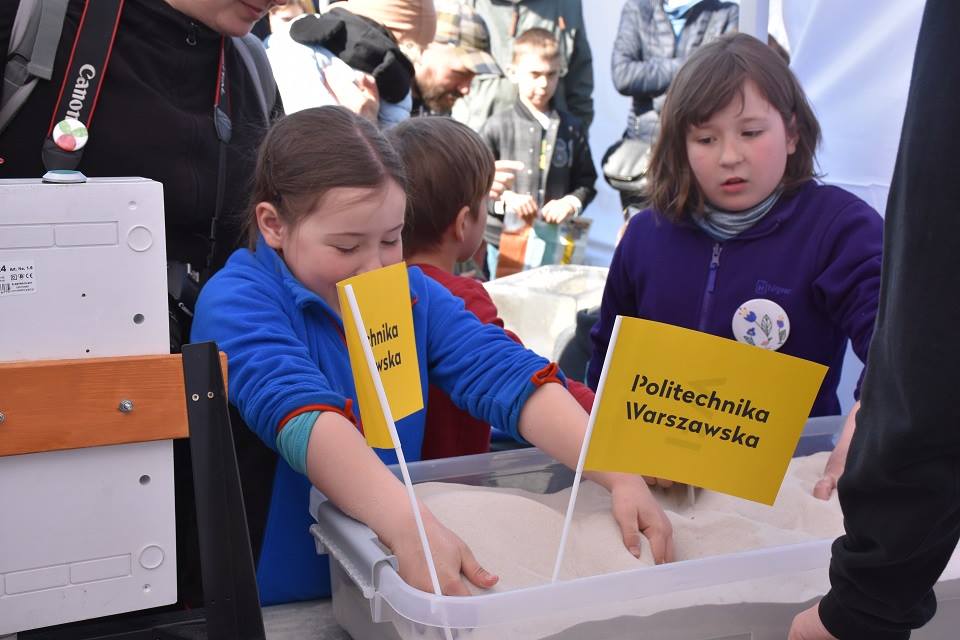 PW_edu's tweet photo. #Dziękujemy wszystkim uczestnikom Warszawskiego Pikniku Rodzinnego "Od Mikro do Makro" 😍 Szczególnie #dziękujemy za tak duże zainteresowanie Strefą Młodego Inżyniera z atrakcjami przygotowanymi przez nasze koła naukowe ❤️ Więcej zdjęć ➡️ https://t.co/PvfP6BlZHM https://t.co/NHwecg5juM