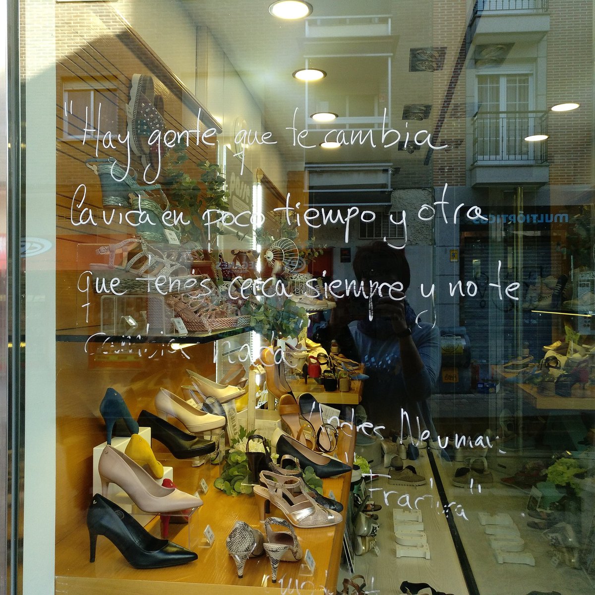 betsaidaromero's tweet photo. Encontrarte en algunos establecimientos ,frases de libros ,es gratificante ,aunque la gente lo ignore @UnionporLeganes @AytoLeganes esperemos que se siga haciendo estas cosas gracias https://t.co/uP3geQFKlE