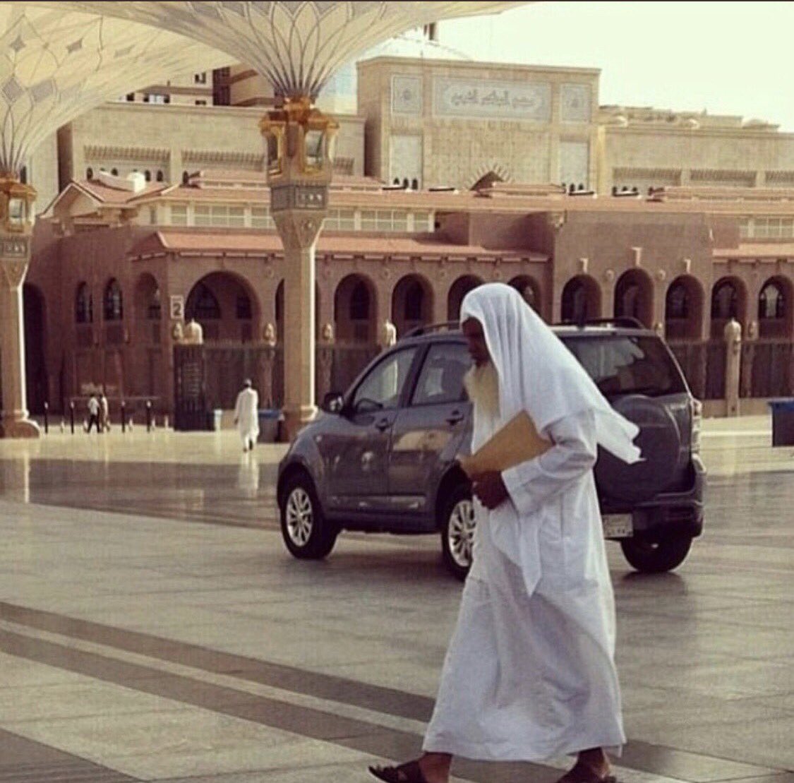 .
الشيخ الذي يقف في محراب النبي صلى الله عليه وسلم الإمام الفقيه المُقرئ د. علي الحذيفي، إمام المسجد النبوي الشريف، يسير في ساحة المسجد النبوي بلا زخم وضجيج
.
العُظماء لا يُحبون أن يُعرفوا.
.
حفظه الله ونفع بعلمه 👇
.