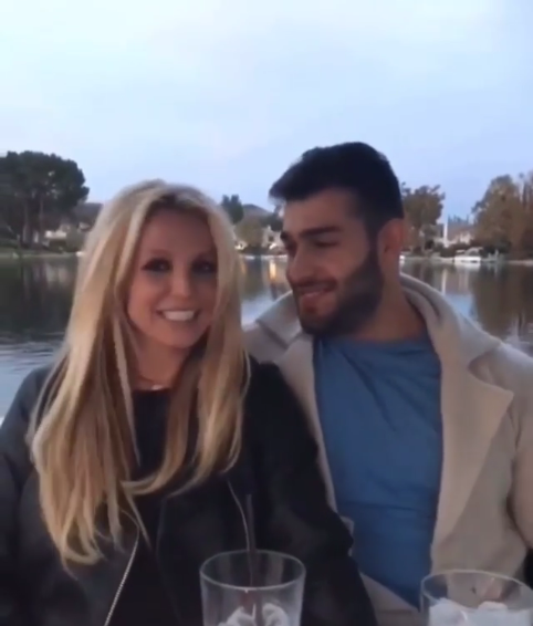 MusicNowNews_'s tweet photo. #BritneySpears' boyfriend #SamAsghari, spotlighted their relationship in a collection of video clips posted on Instagram Saturday. In the video, the two can be seen working out, dancing, smooching and  just generally sharing adorable moments together as a couple.

#popnews https://t.co/JJRidsuNlH