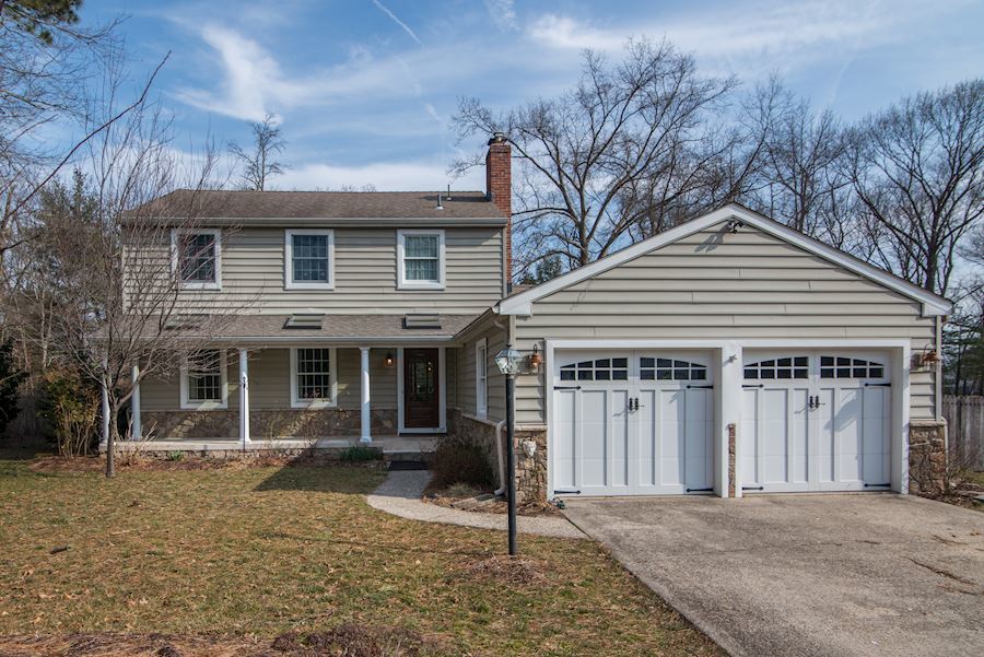 McLeanTeamHomes's tweet photo. 🗝 Too good to be true?! 🗝 

GORGEOUS 🌟 2,841 s/f 🌟 
5BR/3.5BA home with TWO Master Suites! 🛏🛁 1st &amp; 2nd Floor Masters 💕 Backs to golf course 🏌🏻‍♀️⛳️🏌🏻‍♂️

🎈OPEN HOUSE 1-3pm TODAY 🎈

#realestate #openhouse #medford #nj #golf #golfcourse #deerbrook #morethanmeetstheeye #youdes… https://t.co/cHIUZhTOlz