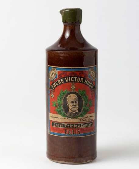 FCahen's tweet image. Je viens de découvrir qu'il arrivait à des écrivains de vendre leur image autrefois : Victor Hugo a fait de la publicité pour une bouteille d'encre et Jean Cocteau pour des postes de télé... Ces images sont assez surprenantes.  yspaddaden.com/2016/01/13/les…