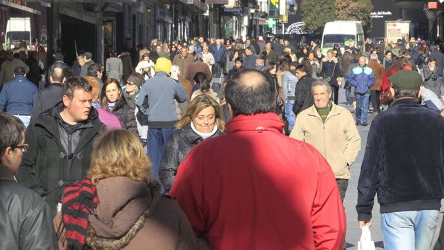 eldiarioes's tweet photo. El 1% de los españoles con mayores rentas ingresa un 10% más que hace una década, mientras el resto se estanca https://t.co/zhwk9CeIKX Informa @marinaestevezt https://t.co/GcwWivMwtM