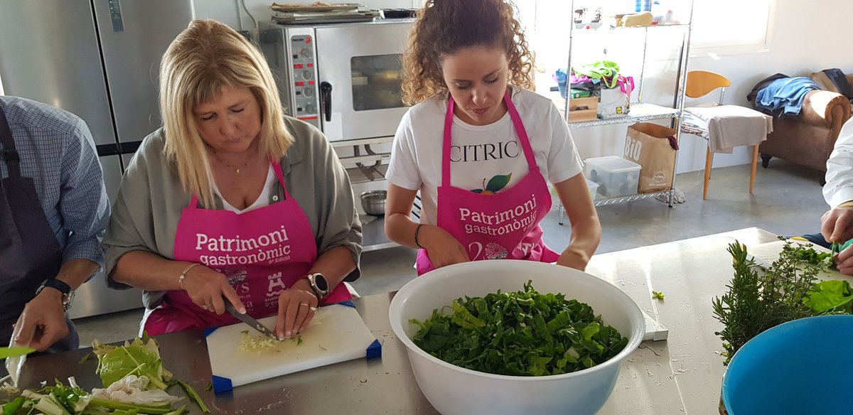 sitioparapostre's tweet photo. En un taller de cocina para aprender a hacer #Cuinat, guiso ibicenco típico de #Ibiza para Viernes Santo con verduras y legumbres. 
También vamos a cocinar un cordero al tomillo, galletas de algarroba... y esa será nuestra cena. #Eivissa #IbizaSabor19 @Ibiza_Travel @ibizasabors https://t.co/RAUBv1sxUT