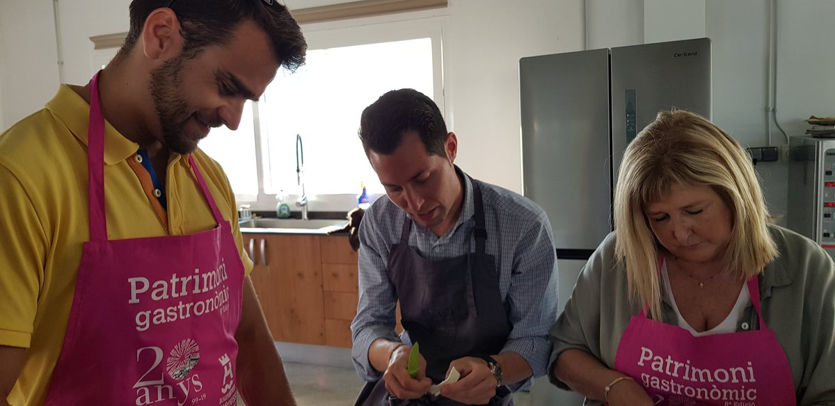 sitioparapostre's tweet photo. En un taller de cocina para aprender a hacer #Cuinat, guiso ibicenco típico de #Ibiza para Viernes Santo con verduras y legumbres. 
También vamos a cocinar un cordero al tomillo, galletas de algarroba... y esa será nuestra cena. #Eivissa #IbizaSabor19 @Ibiza_Travel @ibizasabors https://t.co/RAUBv1sxUT