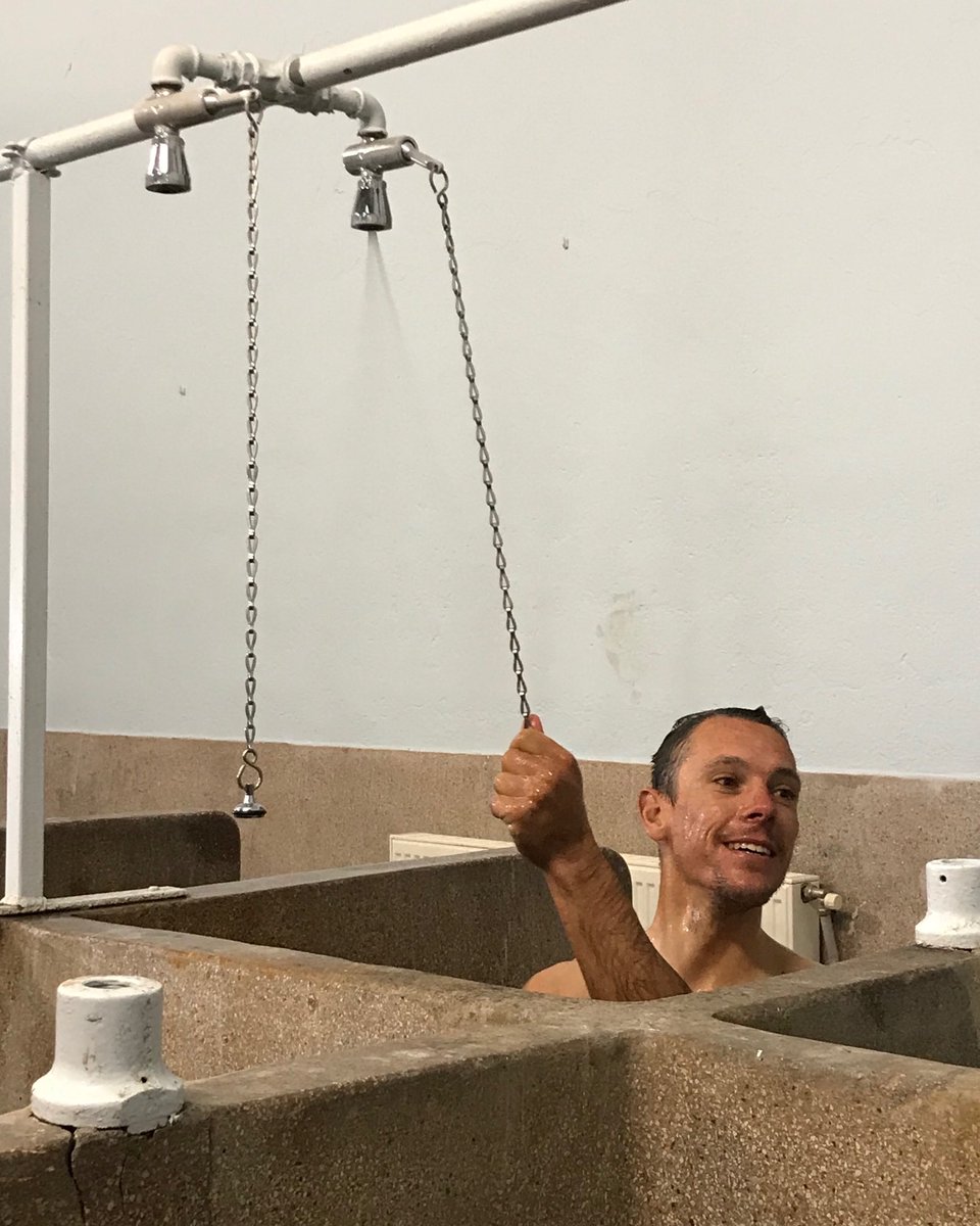 GaetanScherrer's tweet photo. Philippe Gilbert, premier vainqueur depuis un petit bout de temps à s’être plié au rituel de la douche à Roubaix https://t.co/MGWQ0hlofz