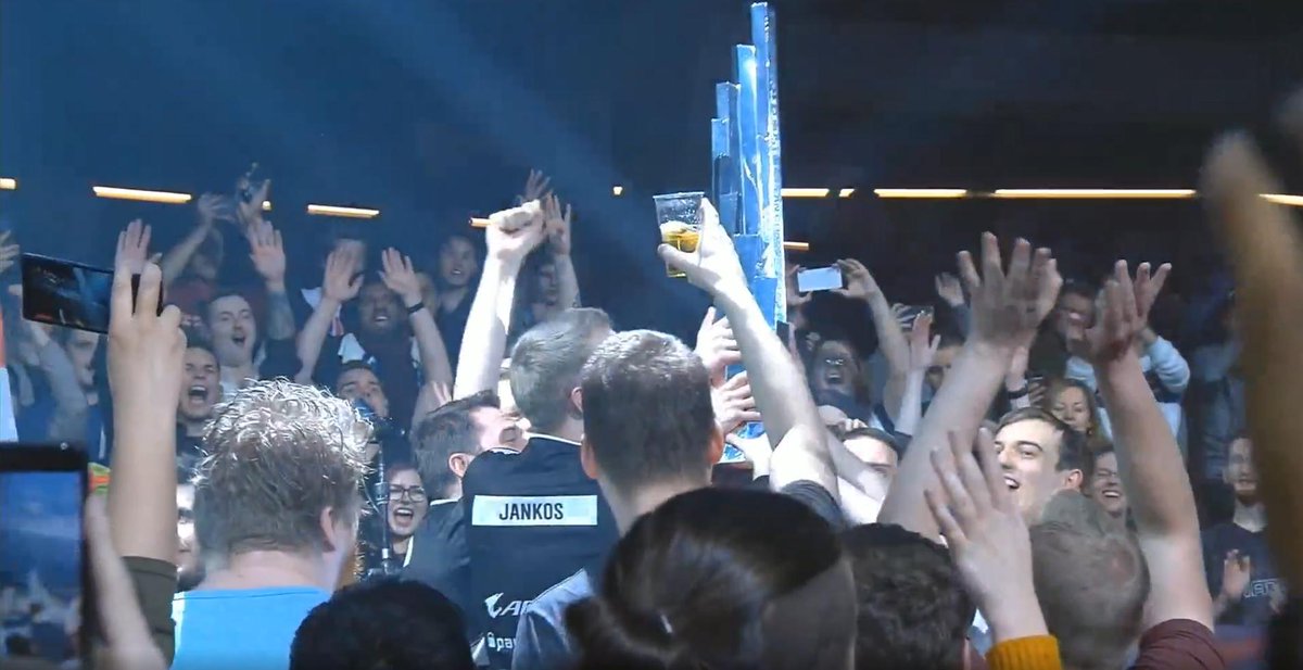 LVPesLoL's tweet photo. Unos levantan la copa de campeones, otros levantan lo que pueden.
#LECFinalLVP https://t.co/FNo1Wcl0bb