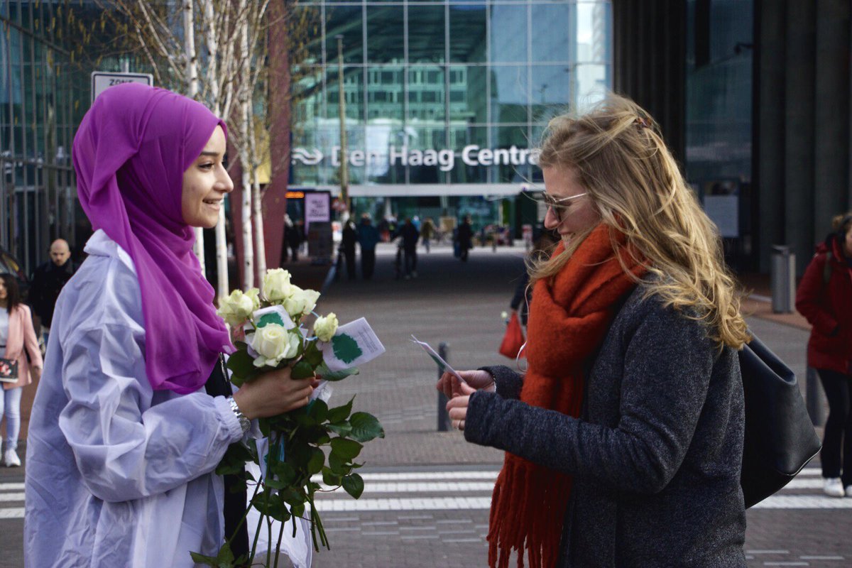 abdullah_mywish's tweet photo. ‘Hello, I am Muslim’ event in the Netherlands...#buyurunbenmüslümanım #helloiammuslim #Roses #Islam #Muslim #hug #denhaag #thehague #rotterdam https://t.co/utONTdRsA7