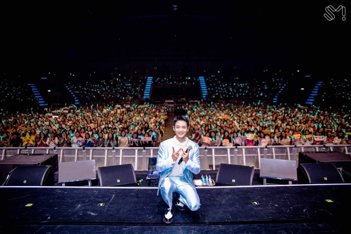 staywith1209's tweet photo. รูปรวมก่อน และ หลังทำโปรเจค
ก่อนเริ่มงานได้ให้แบนเนอร์ทั้ง2ข้อความกับพี่สตาฟไว้บอกฝากให้มินโฮหลังจบมีต แล้วเขาก็ขอไว้อีกหลายแผ่น พอถ่ายรูปรวมเห็นทีมแดนเซอร์เดินออกมาพร้อมถือแบนเนอร์ด้วยคือเซอร์ไพรส์มาก น่ารักมากเลยค่ะ ขอบคุณที่ใส่ใจนะคะ🥰🙏🏻
#CMH_SupportTH
#Best_CHOIs_MINHOinBKK https://t.co/dNkVzWRt6z