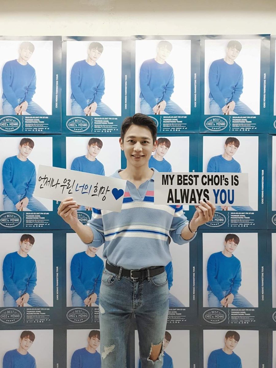 staywith1209's tweet photo. รูปรวมก่อน และ หลังทำโปรเจค
ก่อนเริ่มงานได้ให้แบนเนอร์ทั้ง2ข้อความกับพี่สตาฟไว้บอกฝากให้มินโฮหลังจบมีต แล้วเขาก็ขอไว้อีกหลายแผ่น พอถ่ายรูปรวมเห็นทีมแดนเซอร์เดินออกมาพร้อมถือแบนเนอร์ด้วยคือเซอร์ไพรส์มาก น่ารักมากเลยค่ะ ขอบคุณที่ใส่ใจนะคะ🥰🙏🏻
#CMH_SupportTH
#Best_CHOIs_MINHOinBKK https://t.co/dNkVzWRt6z