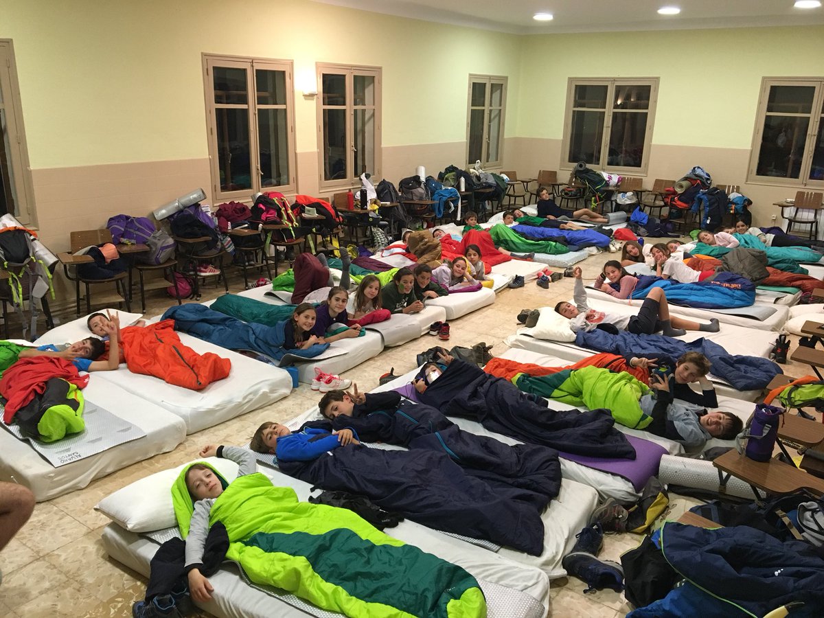 Ayer por la noche en la ceremonia de rastros y luego todos listos para irse a dormir!😇😴🛏