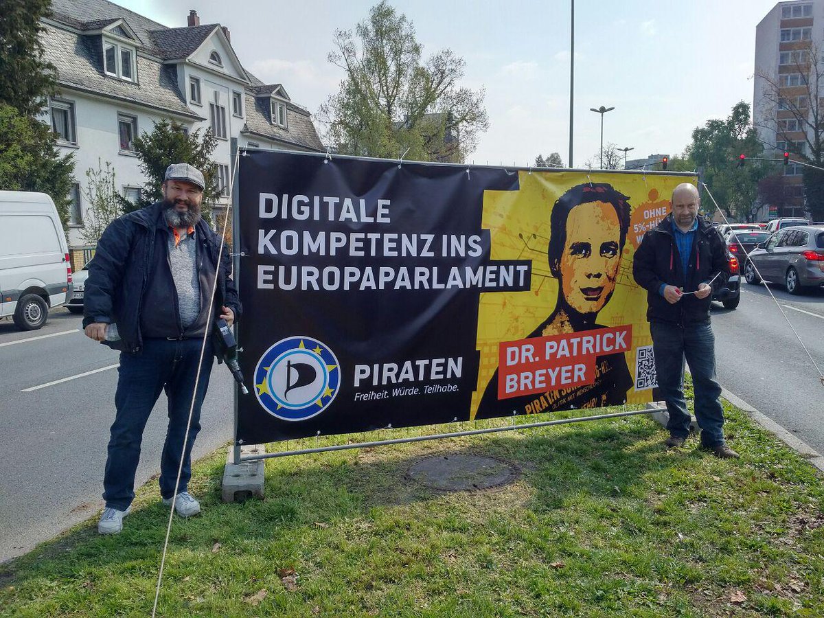 A_nnnnette's tweet photo. Auch in Offenbach stehen jetzt 7 Banner #ehrenbot https://t.co/L1y98rLfNx