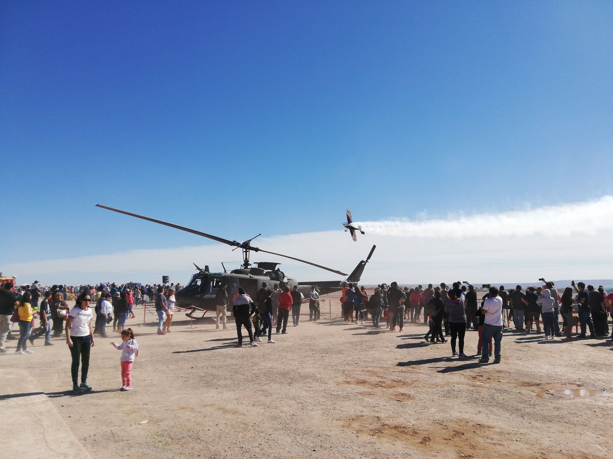 HANGARX's tweet photo. Tarde a pleno en el #AllenVuela2019 del @AeroclubAllen #ShowAereoAllen #FiestonAeronautico https://t.co/V0TGnaEvxF