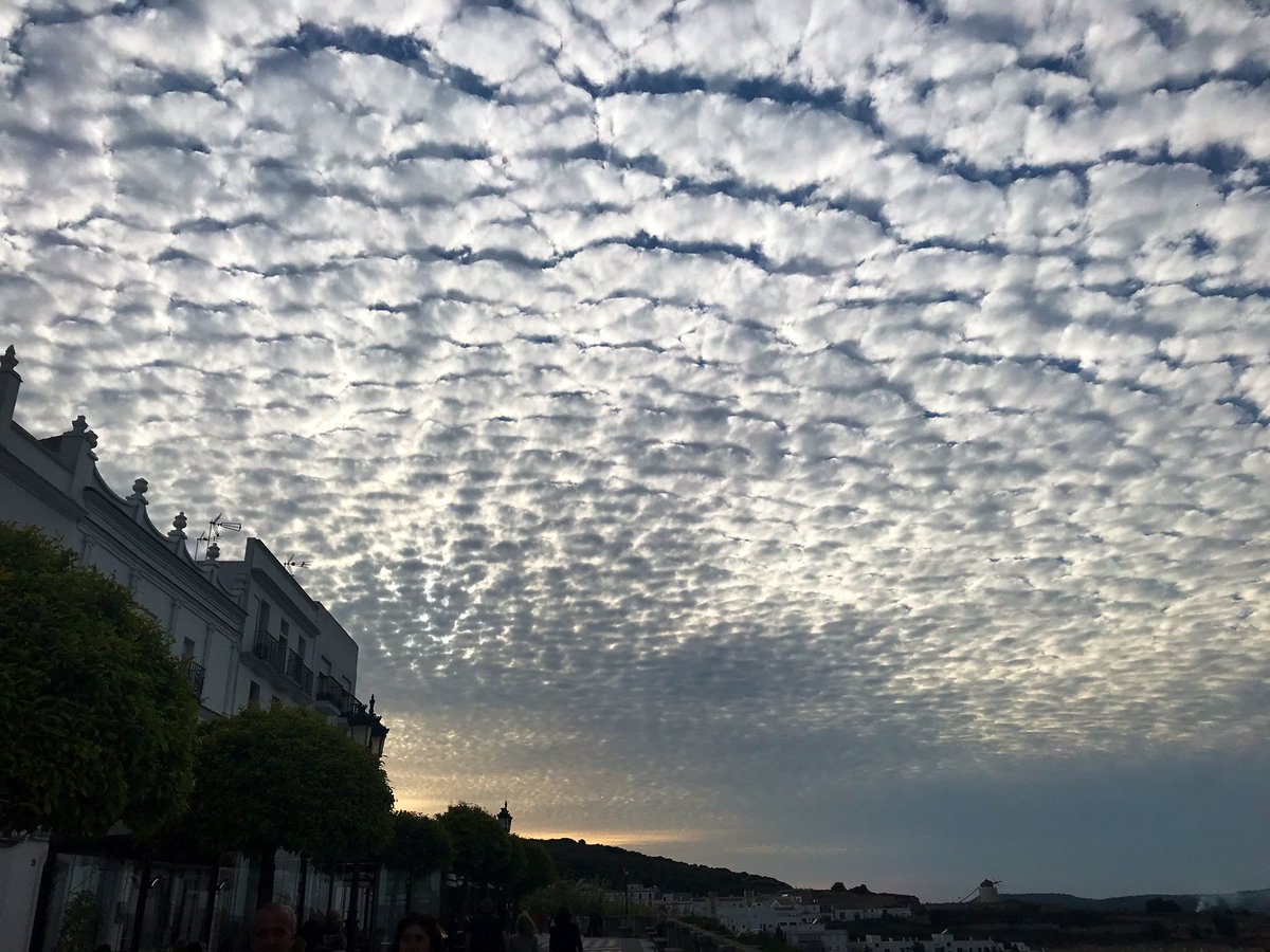 VejerAlquiler's tweet photo. @tiempobrasero cielo emborregado, algo de bochorno, tarde magnífica para pasear por Vejer de la Frontera https://t.co/m38Ip6NUp2
