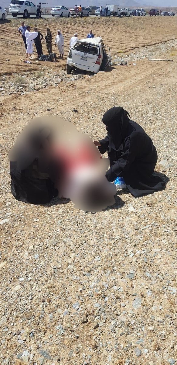 HashKsa's tweet photo. ممرضة سعودية تنقذ حياة أم وطفلتها تعرضوا لحادث مروري في طريق ” #مكة –#المدينة_المنورة”، حيث صادف مرورها بالحادث وهي في طريقها للسفر إلى #جدة لعلاج ابنتها https://t.co/AskZOCAHAt