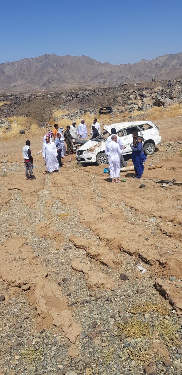 HashKsa's tweet photo. ممرضة سعودية تنقذ حياة أم وطفلتها تعرضوا لحادث مروري في طريق ” #مكة –#المدينة_المنورة”، حيث صادف مرورها بالحادث وهي في طريقها للسفر إلى #جدة لعلاج ابنتها https://t.co/AskZOCAHAt