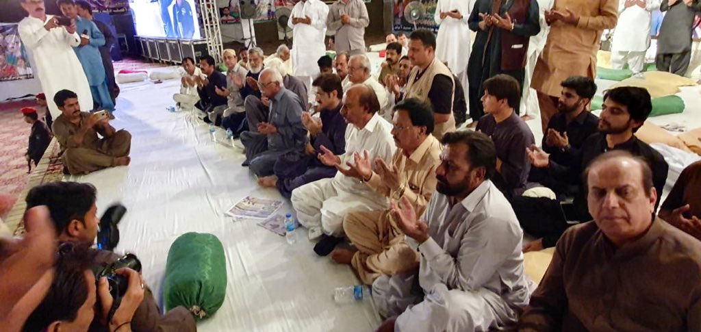 TeamPYOSindh's tweet photo. President PYO Sindh @JavedNLaghari Paid tribute to Ex CM Sindh Syed Abdullah Shah at Wahur Sehwan. PPP Sindh office bearers &amp; ministers remembered Abdullah Shah in golden words, He was not only good administrator but he was true son of soil. #RememberingAbdullahShah https://t.co/e4KlRngSqu