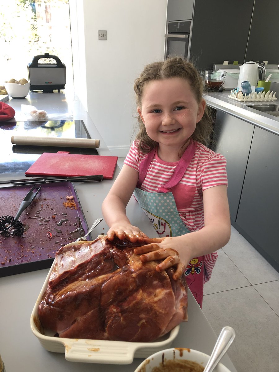 MagicSteve28's tweet image. Finally some @BigGreenEggUK weather so got my sous chef on some ribs and shoulder from @CardiffButcher dusted with @theribman and glazed with @AngusandOink #startingyoung #BBQsunday