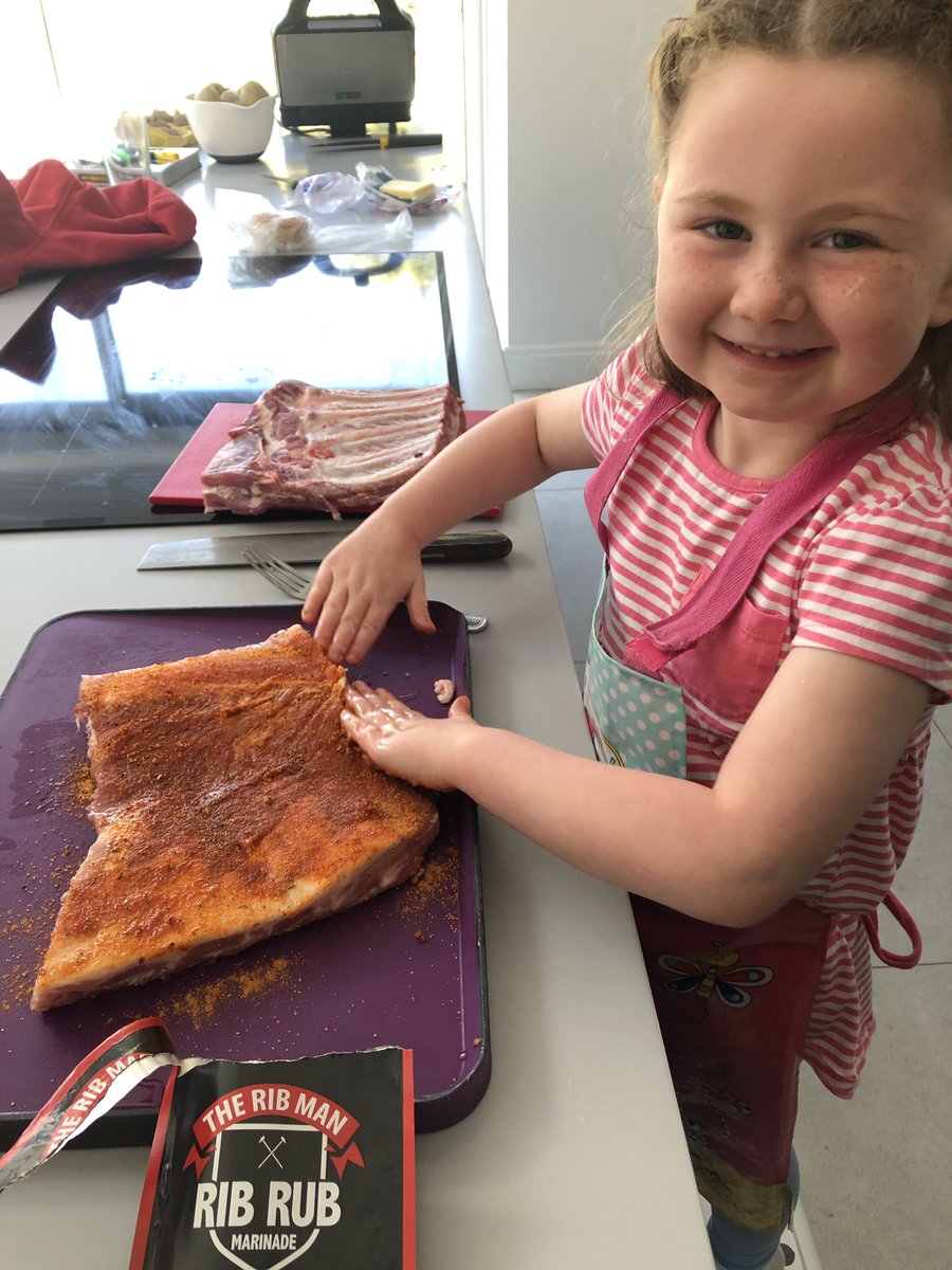 MagicSteve28's tweet image. Finally some @BigGreenEggUK weather so got my sous chef on some ribs and shoulder from @CardiffButcher dusted with @theribman and glazed with @AngusandOink #startingyoung #BBQsunday