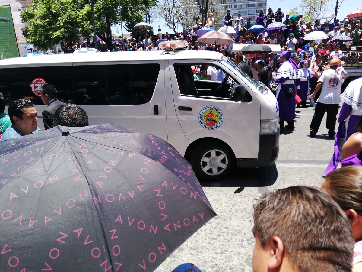 bmartinez_pl's tweet photo. Cuerpos de socorro asisten a heridos por accidente con bomba pirotecnica al paso de la procesión infantil de Jesús de las Palmas, frente al Palacio Nacional de la Cultura. https://t.co/c9U7icoGbc