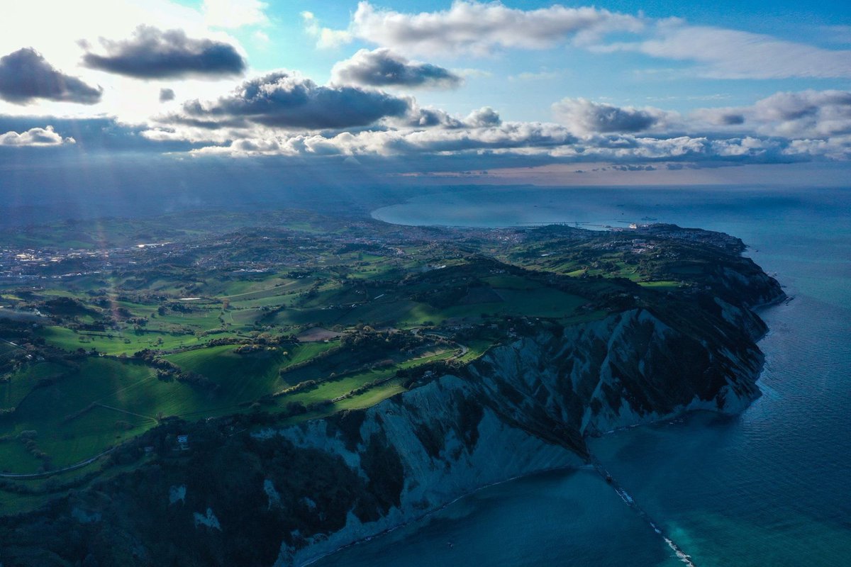 AnconaToday's tweet photo. ✈️Volare tra le meraviglie di Ancona <3

🤩A volte dobbiamo fermarci e pensare che tutto questo sta a pochi metri da noi. Siamo fortunati a poterci godere uno spettacolo del genere!
📷: Davide Sgalletta - Instagram: @sgalletz  #Ancona #Conero #Marche #rivieradelconero https://t.co/WgR87N86F9
