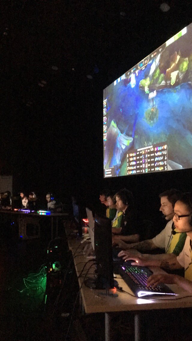 ChamplainLoL's tweet image. Current standings: CCE 1 - UVM 1. Come join as we enter Game 3 LIVE 🔴 Alumni Auditorium OR online @ twitch.tv/champlainlolgg #CHAMPWIN #CCEWIN