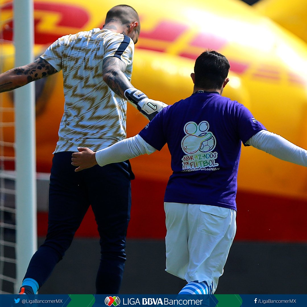 LigaBBVAMX's tweet photo. ¡Hoy fue una mañana muy especial para todos!

@PumasMX tuvo un gran aliado antes de salir a la cancha. Pablo Jiménez se unió a la familia del futbol mexicano para trabajar de cerca con el Utilero Josué Gonzalez y "El Pollo" Saldívar. 

¡Ha sido una gran experiencia para todos! https://t.co/RbjDVkn1ib