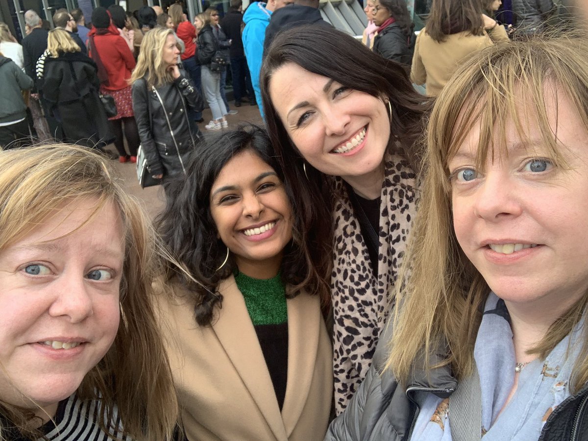 BrokenBulbCIC's tweet photo. Broken Light Bulb away day to see our fave inspirational woman @MichelleObama @NHYspace @cat_1405 #IAmBecoming https://t.co/xLs0xuGD3E