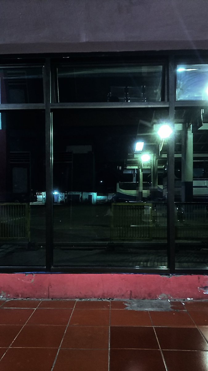 vikarobby's tweet photo. Kembali ke perantauan, kembali berjuang, kembali mencari kebaikan.. 
01:25

#terminaltawangalun https://t.co/2OxHkPfvk4