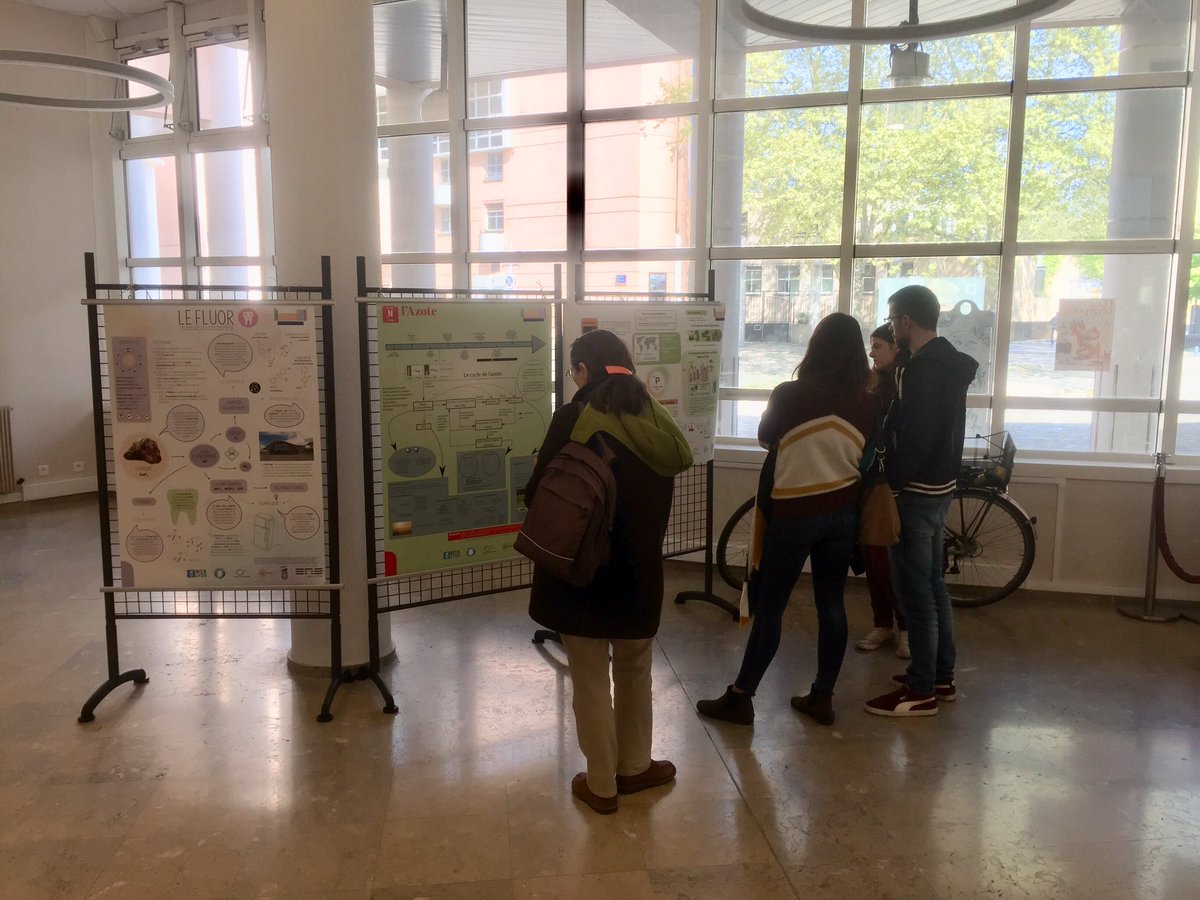 HugoPierre76's tweet photo. Toujours ravis de voir des personnes lisant nos posters sur le phosphore, l’azote et le fluor 😍 (Bon en vrai ils venaient juste admirer le stand de @brusicor02) #LyonScience2019 https://t.co/WgjADnUubx