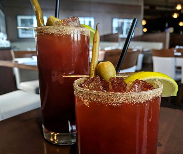 Get your Sunday on with our Quinn's Classic Caesar, made with Stoli vodka, Clamato, horseradish and lemon! 
.
.
.
.
.
#classiccaesar #weekendvibes #vancitybrunch #sundaydrinks #cocktails #bcdining #tsawwassen